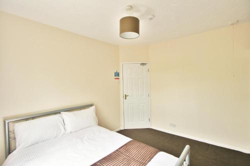 Hatherley Studio Lets by RoomsBooked