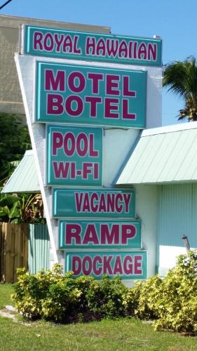 Royal Hawaiian Motel/Botel